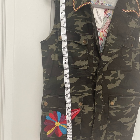 Hip length camo vest, Phoenix embroidery, patch pockets at hip size 2XL - Picture 4 of 14